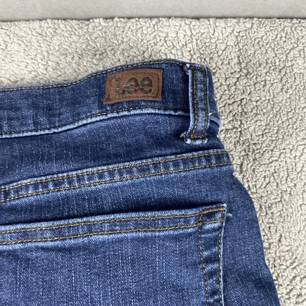 Lee Relaxed Fit Straight Leg Mid-Rise Women Size 32x28 Dark Denim‎ Blue Jean